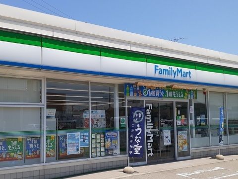 近くのファミリーマート富山四方店まで500m（徒歩7分）