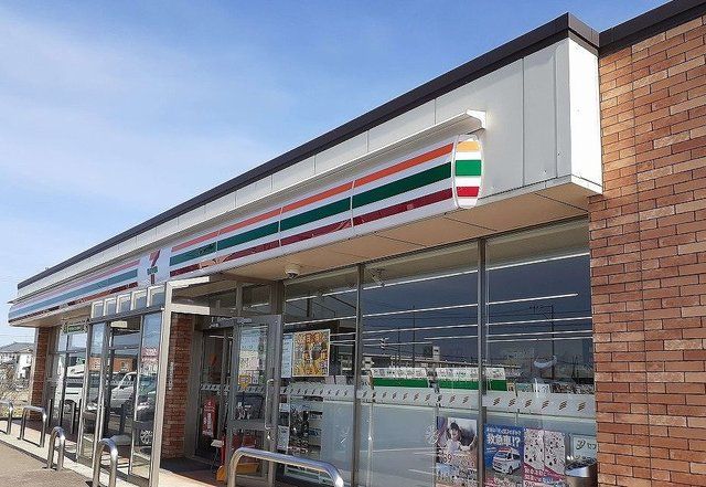 近くのセブンイレブン燕灰方店まで198m(徒歩3分)
