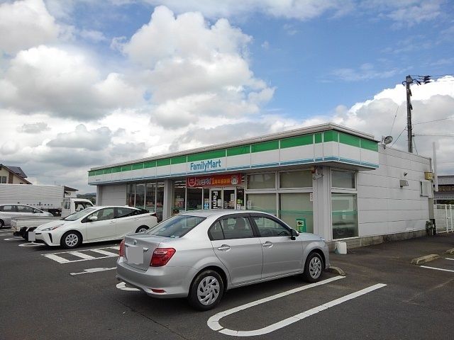 近くのファミリーマート観音寺中田井店まで1,800m(徒歩23分)