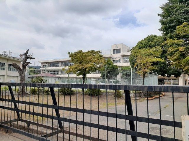 近くの渋川市立豊秋小学校まで750m(徒歩10分)