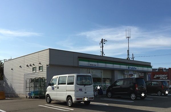 近くのファミリーマートまで130m（徒歩2分）