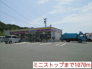 近くのミニストップまで1,070m（徒歩14分）