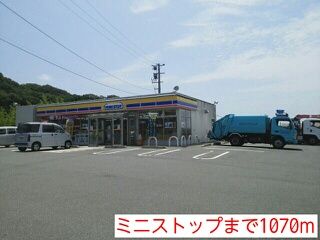 近くのコンビニまで1,070m（徒歩14分）