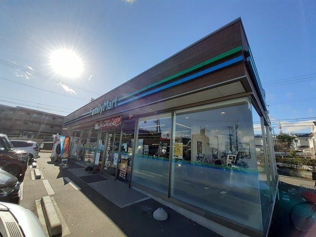 近くのファミリーマート仙台国見ケ丘店まで499m（徒歩7分）