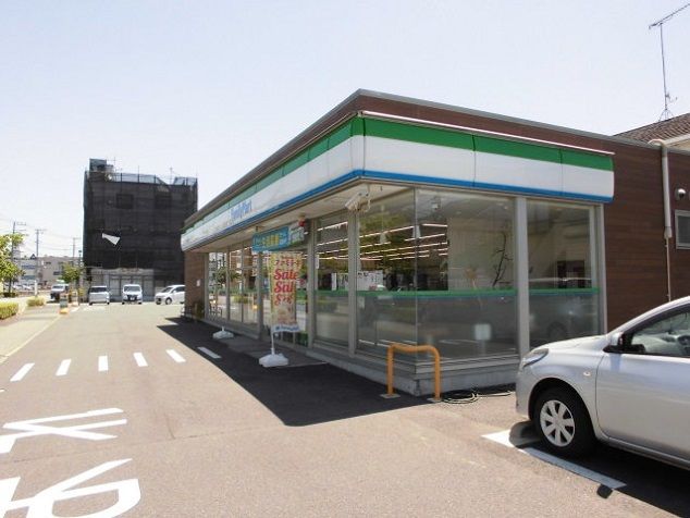 近くのファミリーマートまで2,000m(徒歩25分)