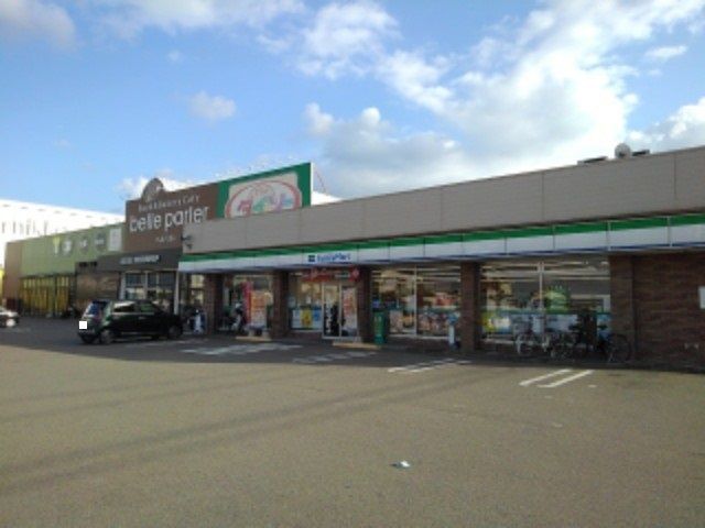 近くのコンビニまで70m（徒歩1分）