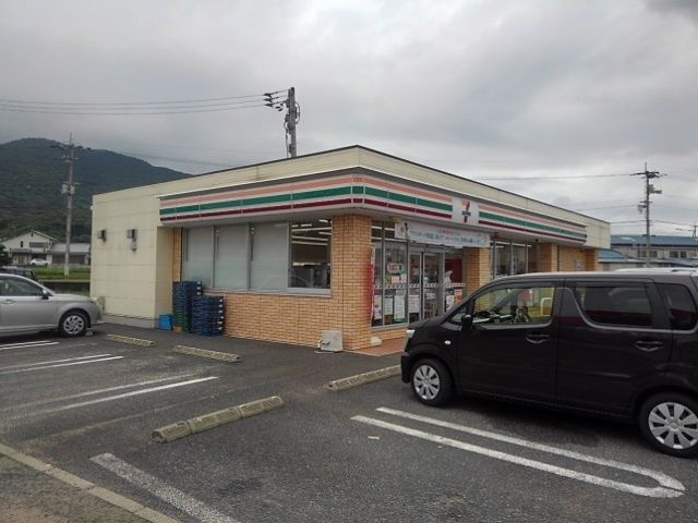 近くのセブンイレブン三豊豊中町店まで900m（徒歩12分）