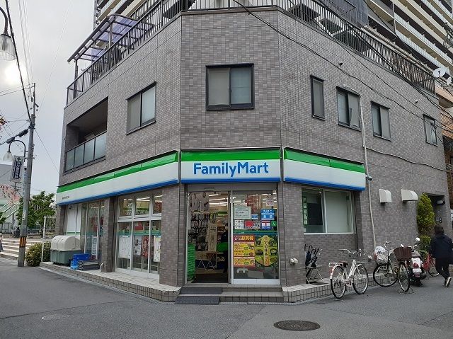 近くのファミリーマート様まで250m（徒歩4分）