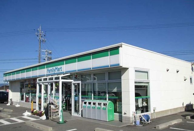 近くのファミリーマートまで220m（徒歩3分）