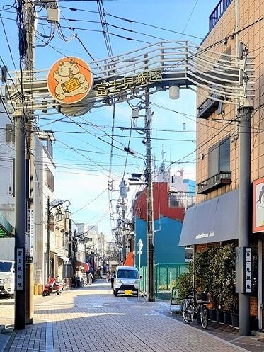 近くの富士見銀座商店街まで378m（徒歩5分）
