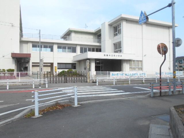近くの小学校まで1,200m（徒歩15分）