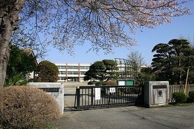 近くの茨城町立長岡小学校まで1,100m（徒歩14分）
