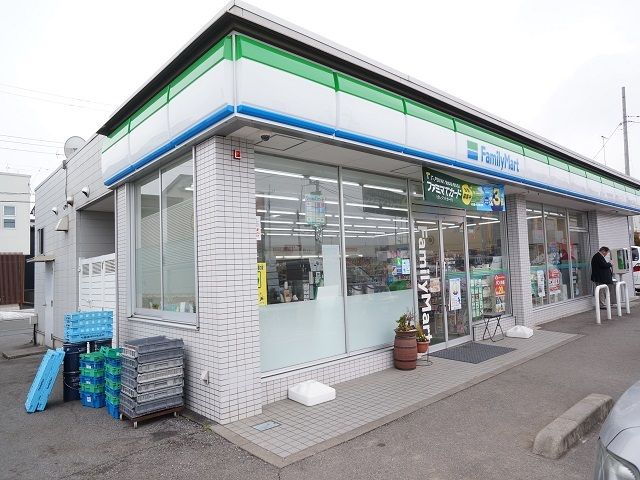 近くのファミリーマートまで490m（徒歩7分）