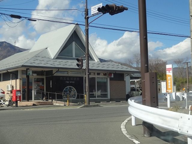 近くの西箕輪郵便局まで600m（徒歩8分）