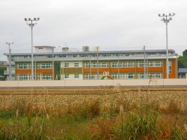近くの玉津小学校様まで850m（徒歩11分）