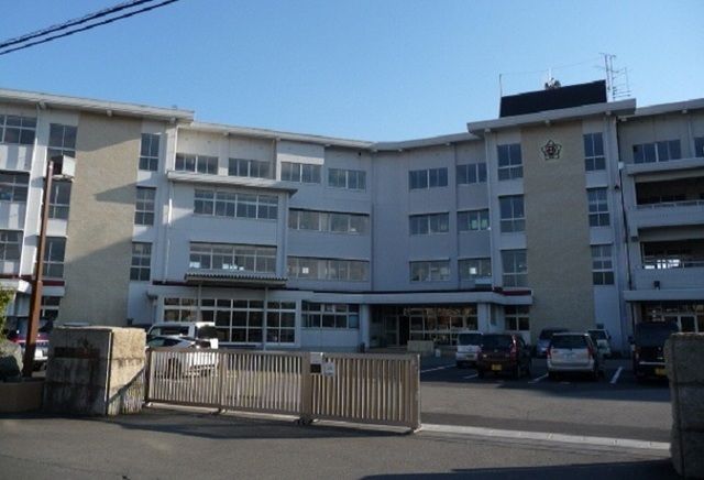 近くの焼津西小学校まで1,200m(徒歩15分)