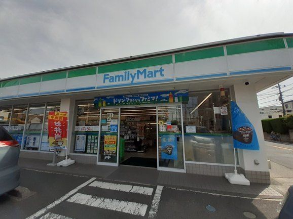 近くのファミリーマート南行徳3丁目店まで400m（徒歩5分）