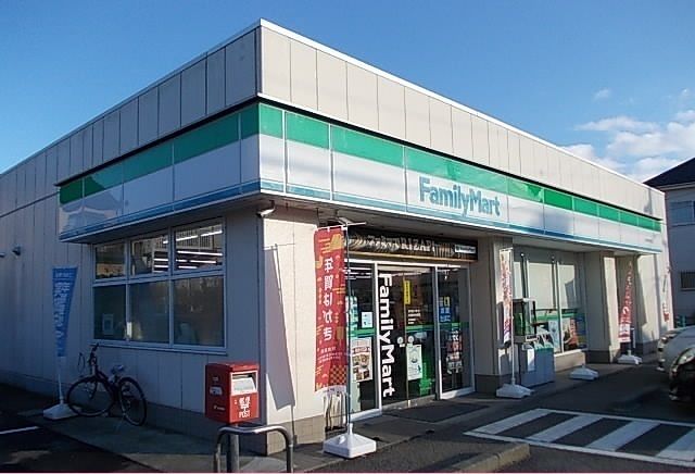 近くのファミリーマート中村原店まで200m（徒歩3分）