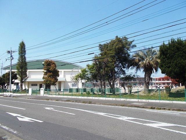 近くの小学校まで350m（徒歩5分）