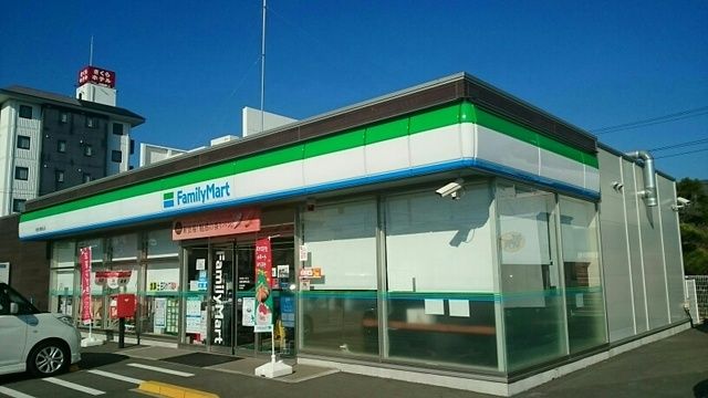 近くのファミリーマートまで300m(徒歩4分)