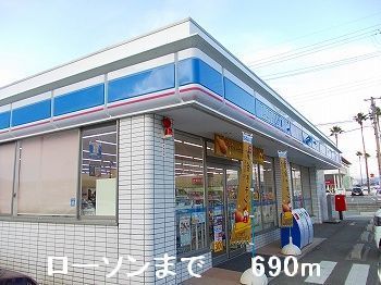 近くのコンビニまで690m（徒歩9分）