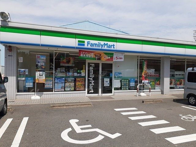 近くのファミリーマート様まで500m（徒歩7分）