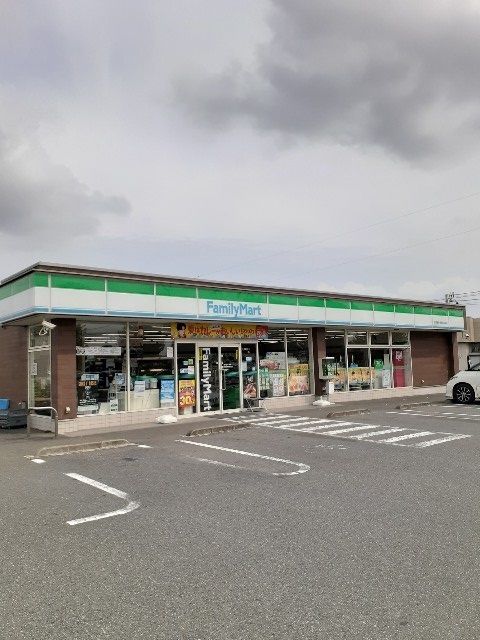 近くのファミリーマート伊勢崎高校前まで400m（徒歩5分）
