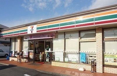 近くのコンビニまで550m（徒歩7分）