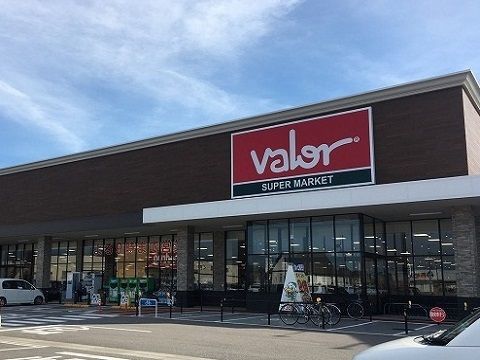 近くのバロー滑川店まで600m（徒歩8分）