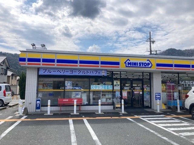 近くのミニストップ 大飯運動公園前店まで1,400m（徒歩18分）