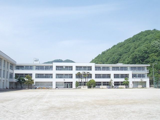 近くの本巣小学校まで500m（徒歩7分）