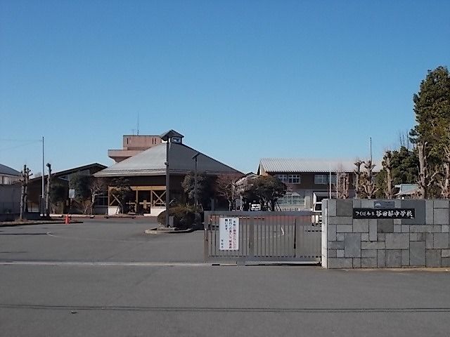 近くの谷田部中学校まで1,300m(徒歩17分)