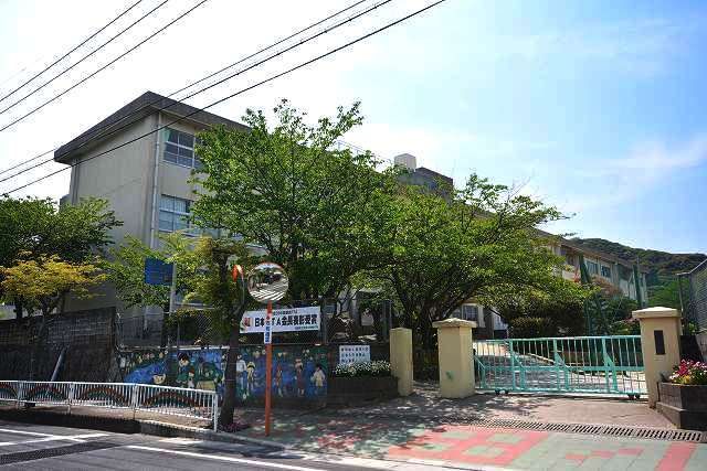 近くの苅田町立　苅田小学校まで350m（徒歩5分）