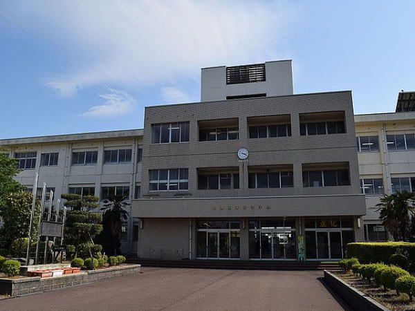 近くの敦賀工業高等学校まで500m（徒歩7分）