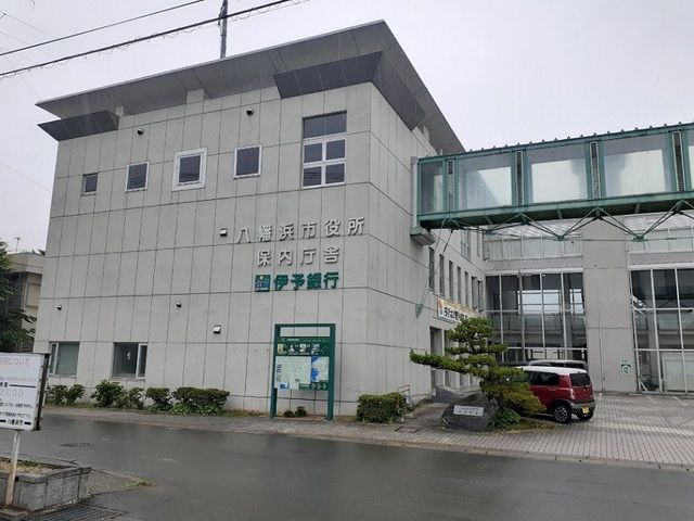 近くの伊予銀行川之石支店様まで700m(徒歩9分)