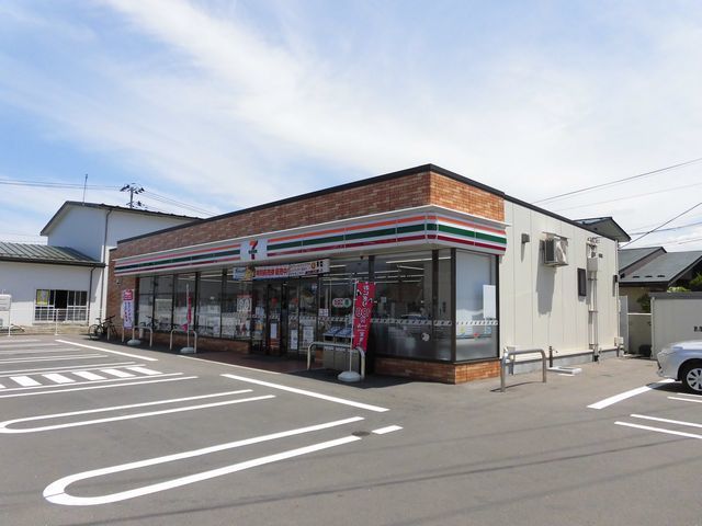 近くのセブンイレブン由利本荘鶴沼店まで200m（徒歩3分）