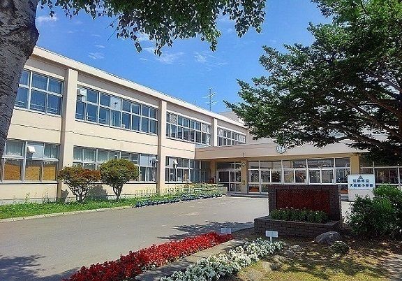 近くの大麻東小学校まで530m（徒歩7分）