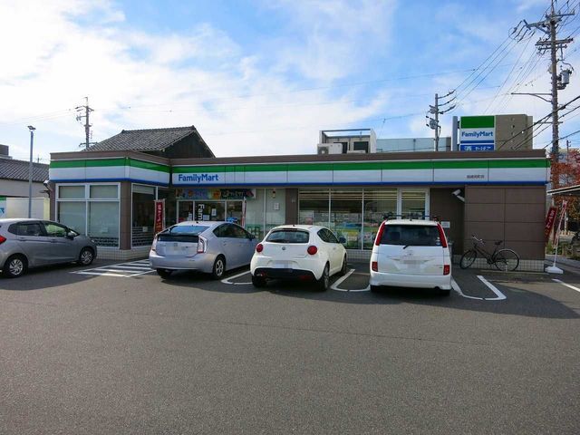 近くのファミリーマート 岡崎両町店まで800m（徒歩10分）