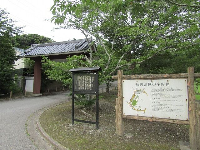 近くの城山公園まで1,200m(徒歩15分)