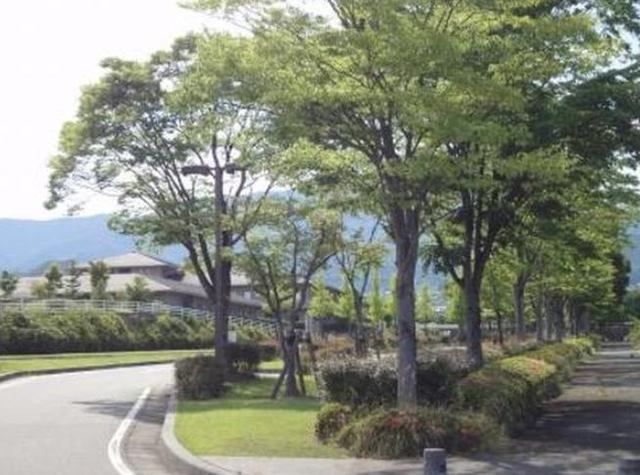 近くの公園まで1,300m（徒歩17分）