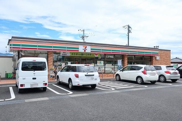 近くのコンビニまで650m（徒歩9分）