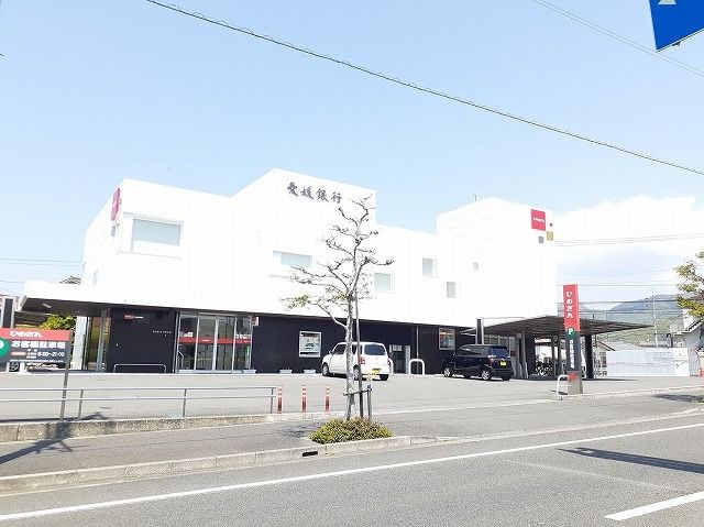 近くの愛媛銀行桑原支店様まで450m（徒歩6分）