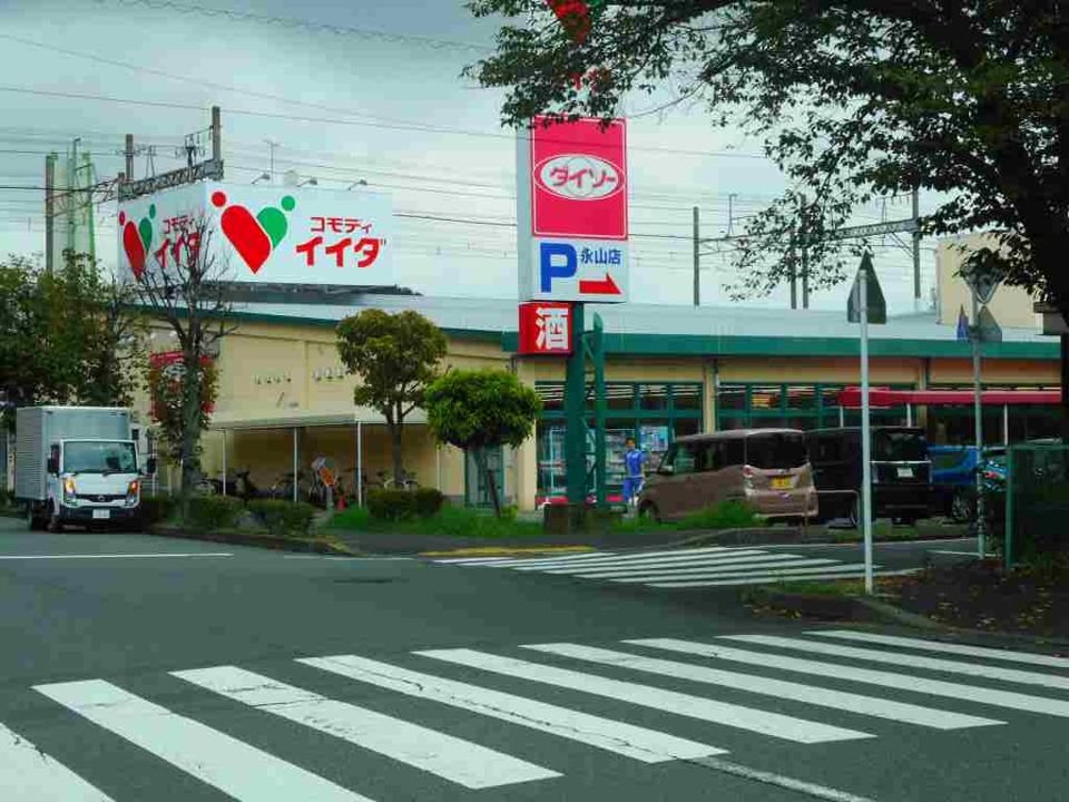 近くのスーパーまで750m（徒歩10分）