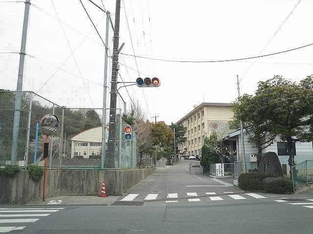 近くの滝尾小学校・中学校まで500m（徒歩7分）