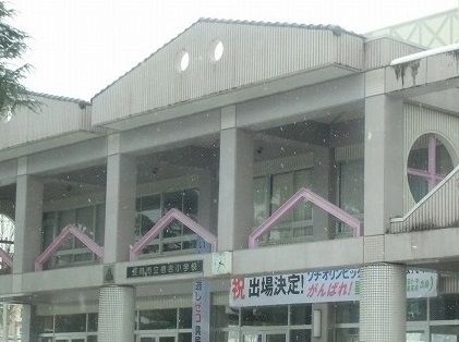 近くの栖吉小学校まで900m(徒歩12分)