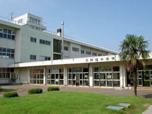 近くの三国西小学校まで240m(徒歩3分)