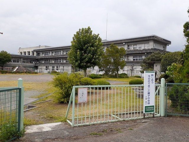 近くの渋川市立長尾小学校まで550m（徒歩7分）