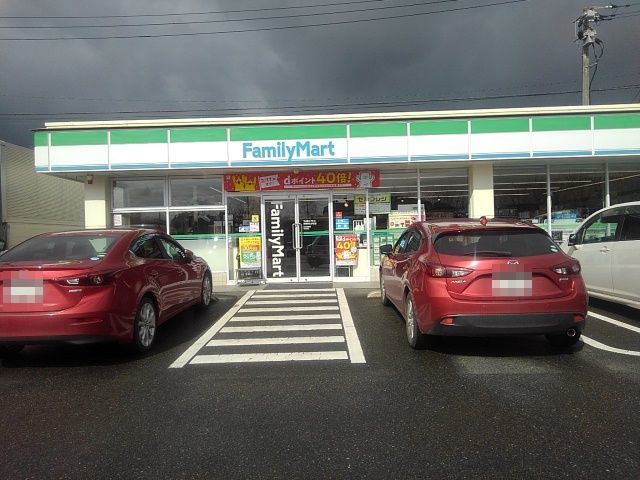 近くのファミリーマート弥生が丘店まで760m（徒歩10分）