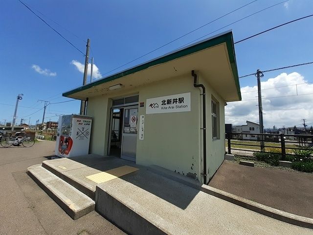近くの北新井駅まで671m（徒歩9分）