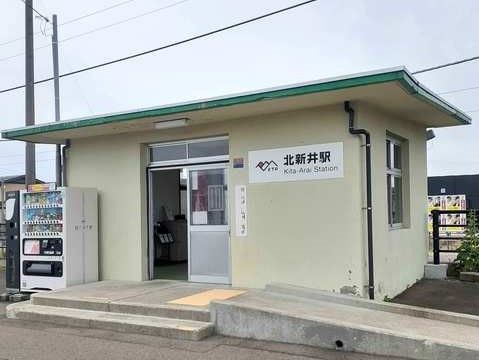 近くの北新井駅まで670m（徒歩9分）